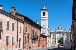 L'Arco di Trionfo a Cherasco, alla sua sinistra la chiesa di Sant'Agostino. - © pikappa51 / Shutterstock.com