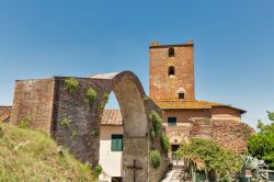 L'arco medievale Castruccio Castracani in centro a Montopoli in Toscana