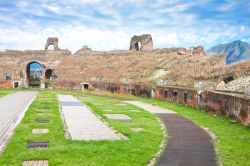 L'arena dell'anfiteatro romano di Capua in Campania.