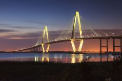 L'Arthur Ravenel Jr. Bridge illuminato al tramonto. È il principale ponte ponte della città di Charleston, South Carolina - foto © Cvandyke/ Shutterstock.com