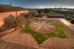 L'azienda agricola - vinicola COS ad Acate in Sicilia. Fondata nel 1980 è uno dei luoghi di produzione del vino Cerasuolo di Vittoria DOCG  - © joeborg / Shutterstock.com ...