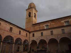 Il Chiostro di S. Agostino in centro a Mondolfo nelle Marche - © Diego Baglieri - CC BY-SA 4.0, Wikipedia