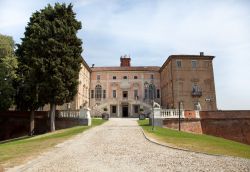 L'elegante ingresso al Castello di Govone in Piemonte - © Daniela Pelazza  / Shutterstock.com