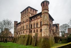 L'imponente aspetto del Castello di Piovera, nelle campagne del Piemonte, provincia di Alessandria