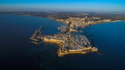 L'isola di Gallipoli, il centro storico della città sulla costa Ionica della Puglia