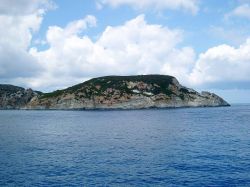 L'isola di Gavi si trova a ridosso della costa nord di Ponza, Isole Pontine - © Ita01, CC BY-SA 3.0, Wikipedia