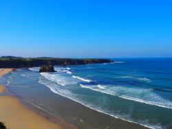 L'Oceano Atalntico del nord della Spagna e la spiaggia di Penarronda a Castropol, Asturie