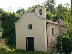 L'Oratorio presso la chiesa di san Dalmazio di Pornassio, Liguria - © Davide Papalini, CC BY 2.5, Wikipedia