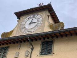 L'orologio che domina Palazzo Spartaco Conti nel centro storico di Campi Bisenzio - © lissa.77 / Shutterstock.com