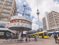 L'orologio di Alexanderplatz, Urania World Clock, uno dei simboli di Berlino e sullo sfondo la Torre della Televisione della capitale tedesca - © taranchic / Shutterstock.com