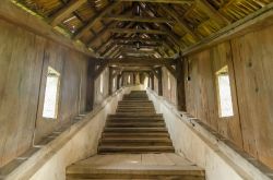 Il passaggio con scale in legno coperte che conduce alla chiesa fortificata di Biertan, Romania.


