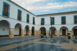 Il porticato nella piazza principale di Berja nei pressi di Almeria, Spagna.