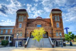 La 16th St. Baptist Church a Birmingham, Alabama, USA. Oggi punto di riferimento storico della nazione, è nota per il tragico bombardamento a sfondo razziale del 1963 in cui vennero uccise ...
