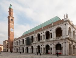 La Basilica Palladiana di Vicenza è frutto del genio di Andrea Palladio: fu l'architetto rinascimentale a modificare il preesistente Palazzo della Ragione, in stile gotico, aggiungengo ...