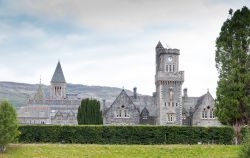 L'Abbazia Benedettina di Fort Augustus, Scozia -  edificata nel 1874, questa abbazia venne presto adibita non solo a monastero per i benedettini, ma anche a scuola per i ricchi abitanti ...
