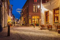 Un'immagine serale della famosa Walstraat, una delle principali strade nel centro storico della cittadina olandese d Deventer - foto © DutchScenery / Shutterstock.com