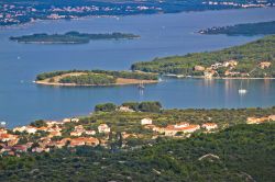 La baia del villaggio di Nevidane, si trova sull'isola di Pasman in Dalmazia