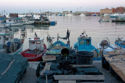 La baia di Anzio (Roma) fotografata durante il crepuscolo serale - © canbedone / Shutterstock.com