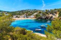La baia di Cala Vadella, spiaggia spettacolare ad Ibiza, Baleari