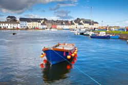 La baia di Galway Bay e sullo sfondo il borgo antico di Galway con le case color pastello in Irlanda.