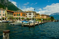 La baia di Gargnano, provincia di Brescia, Lombardia. Una bella immagine del paese adagiato sulla sponda occidentale del lago di Garda.



