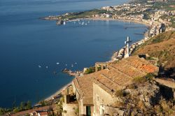 La baia di Giardini-Naxos in Sicilia fotografata dal Castello di Taormina - © Ales Liska / Shutterstock.com