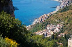 La baia di Giardini Naxos fotografata da Castelmola, Sicilia. Situata sul mar Ionio nella Sicilia orientale, questa località vanta un elegante abitato che assomiglia a una perla incastonata ...