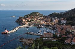 La baia di Giglio Porto il punto di attracco dei traghetti sull'Isola - © Niccolo' Simoncini / Shutterstock.com 