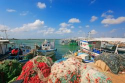 La baia di Kraten sulle isole Kerkennah: il porto e le tipiche parche dei pescatori - © Eric Valenne geostory / Shutterstock.com