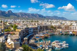 La baia di Kyrenia (Girne) nel nord dell'isola di Cipro. Misteriosa e romantica, questa cittadina di mare è costruita attorno a un porto scenografico al cui lato sorge un bel castello.
 ...