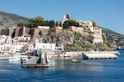 La baia di Lipari e il castello medievale delle isole Eolie in Sicilia - © T.W. van Urk / Shutterstock.com