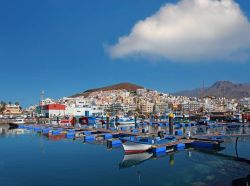 La baia di Los Cristianos, il porto della costa sud di Tenerife (Canarie)