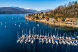 La baia di Monvalle sul Lago Maggiore in provincia di Varese in Lombardia