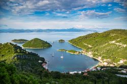 La baia di Prozurska Luka sull'isola di Mljet, Croazia. Racchiusa fra montagne che formano un anfiteatro verde, questa graziosa baia si trova 5 km a est della località di Sobra.
 ...