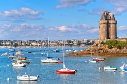 La baia di Saint-Malo in Bretagna, Francia. Città marinara nota per essere stata anche sede di una flotta di pirati, Saint-Malo è stata base di partenza per importanti scoperte ...