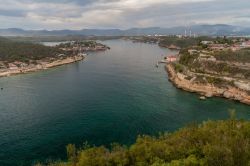 La baia di Santiago de Cuba attorno a cui si è sviluppata la città nell'Oriente cubano.
