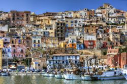 La baia di Sciacca e le case colorate del centro storico, Sicilia. La cittadina si affaccia sul mare dal lato meridionale tramite lo sperone Coda di Volpe della rupe bianca di Cammordino.
