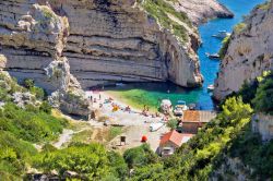 La baia di Stiniva, la spiaggia sull'isola di Vis, una delle meraviglie della Croazia - © xbrchx / Shutterstock.com