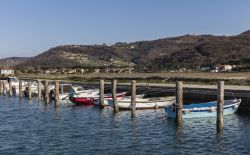 La baia di Strunjan in Slovenia con alcune barche di pescatori - © Cortyn / Shutterstock.com