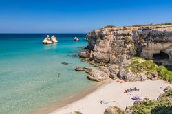 La baia di Torre dell'Orso in Salento, con le sue falesie, la spiaggia bianca e il mare turchese