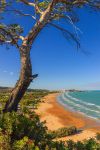 La baia di Vieste sul Gargano e una delle spiagge di Scialara in Puglia