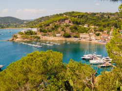 La baia e il mare limpido di Porto Azzurro, in Toscana