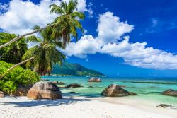 La baia e la bella spiaggia di Beau Vallon, isola di Mahe alle Seychelles