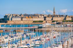 La baia e la città murata di Saint Malo in Bretagna, Francia