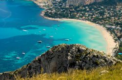 La baia e la spiaggia di Mondello fotografate dal Monte Gallo, siamo ad ovest di Palermo in Sicilia