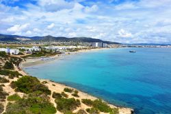 La baia e la spiaggia di Platja den Bossa a Ibiza (Baleari)