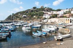 La baia e porticciolo di Cala Santa Maria, Isola di Ustica, Sicilia