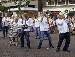 La band Dweilorkest De Knotwilgen si esibisce in una strada del centro di Sneek, Olanda, durante l'annuale Dweildag. - © jaap posthumus / Shutterstock.com