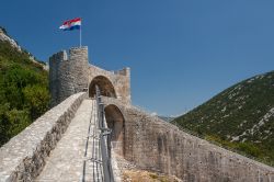 La bandiera croata sventola sulle mura fortificate di Ston, Croazia.

