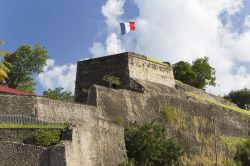 La bandiera francese sventola sul forte di Saint Louis a Fort-de-France, Martinica.

